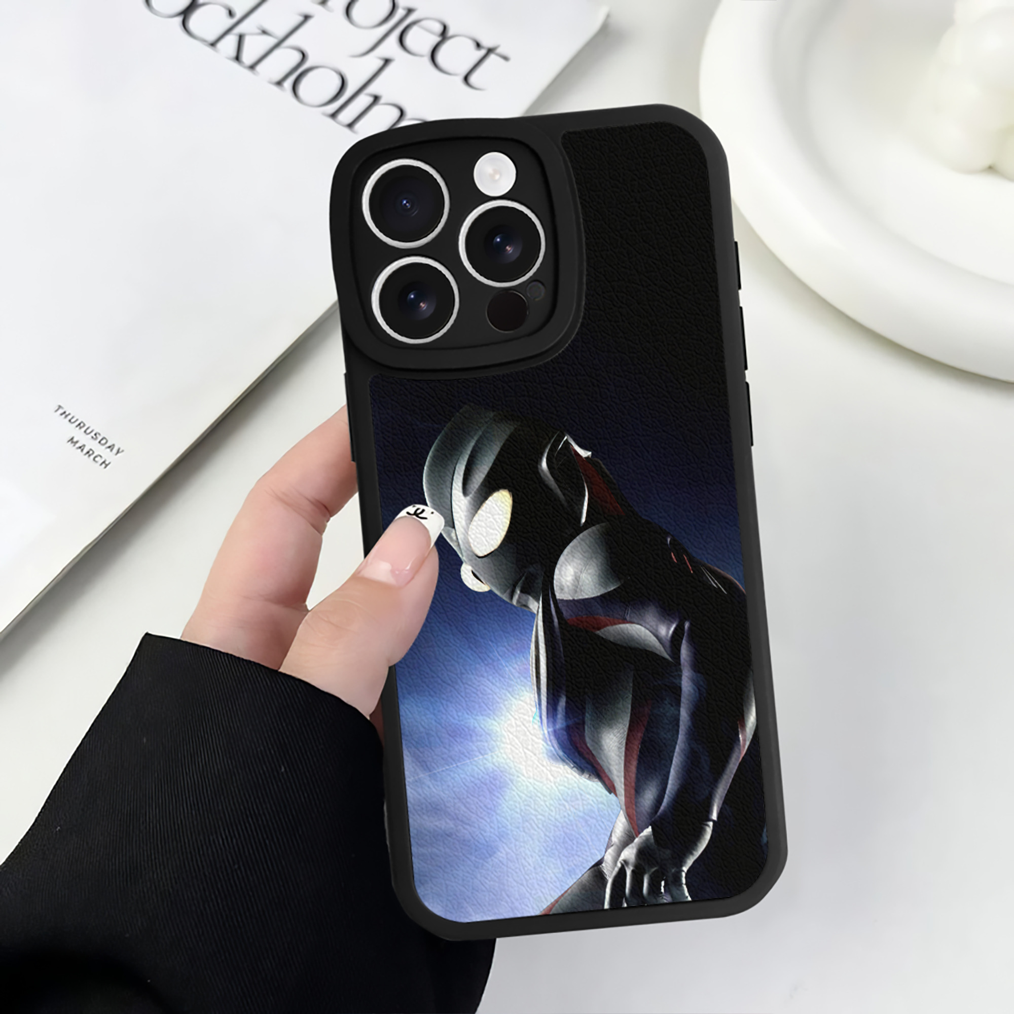 （画像用） ウルトラマン Ultraman 【iPhone 16シリーズ対応】シリコンスマホケース（レザー調） 材質：シリコン